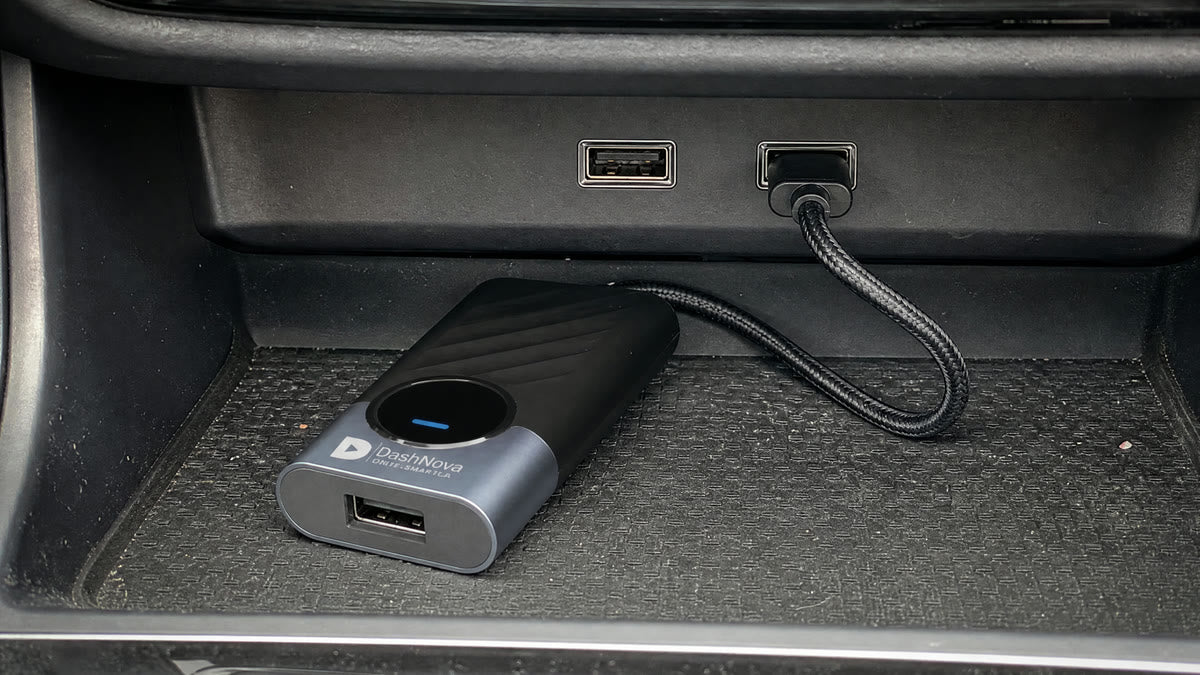 Die AIBOX GO steckt im USB-Anschluss der Mittelkonsole