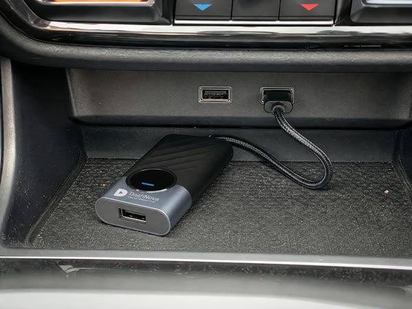 Die AIBOX GO steckt im USB-Anschluss der Mittelkonsole