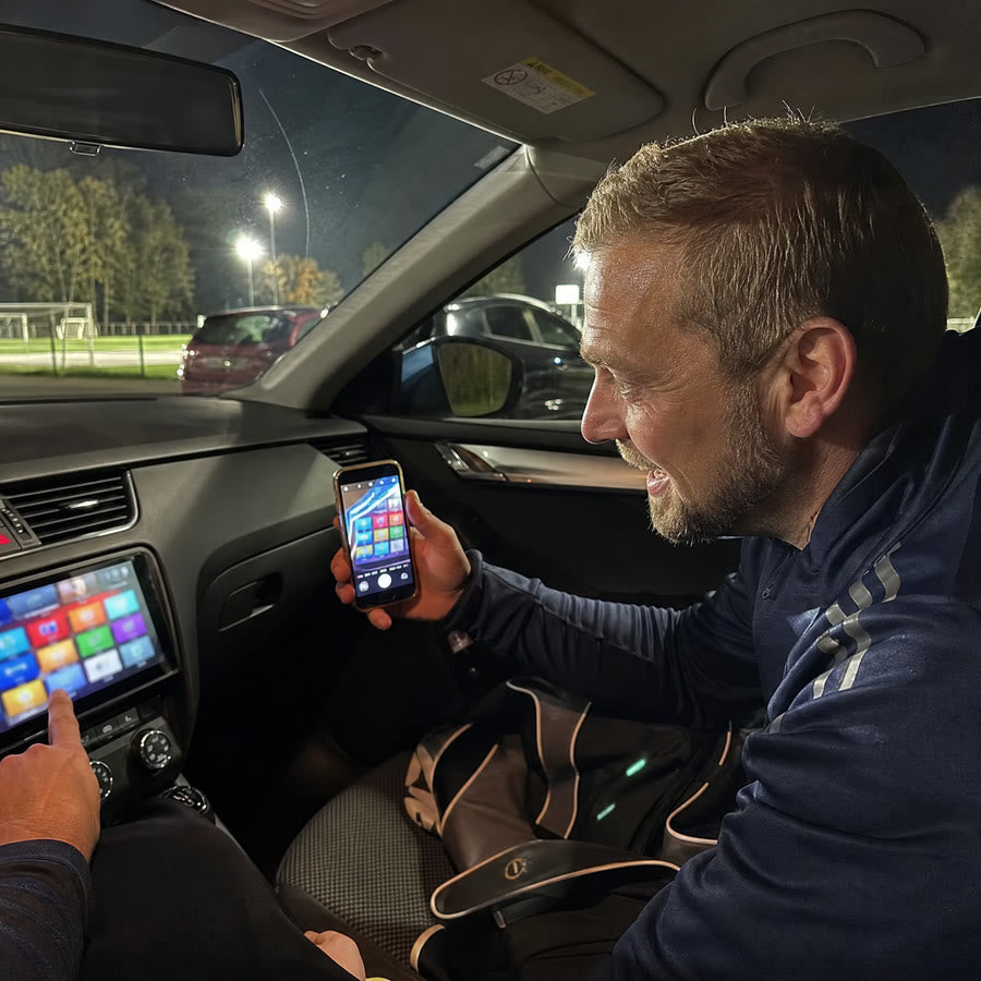 Ein Freund fotografiert das Display mit seinem Handy